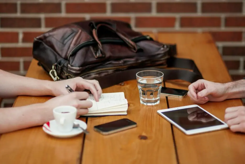 deux personnes sur une table parlant de la création de sites internet sur mesure